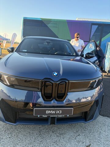 Kék BMW iX3 bemutatóautó elölnézetből