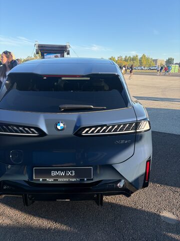 Kék BMW iX3 bemutatóautó hátulnézetből