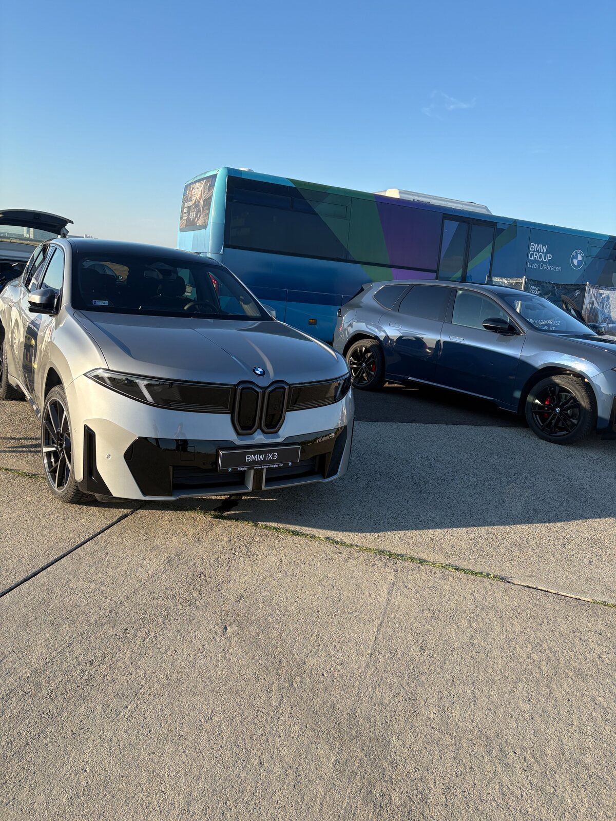 Az Airport Run két BMW iX3 bemutatóautója a Kerekes Autókozmetika frissítése után
