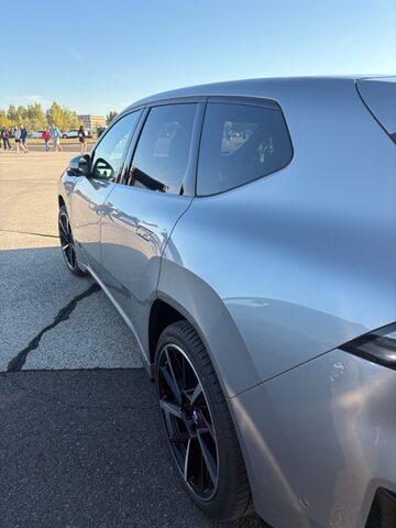 A BMW iX3 megtisztított fényezésének részlete
