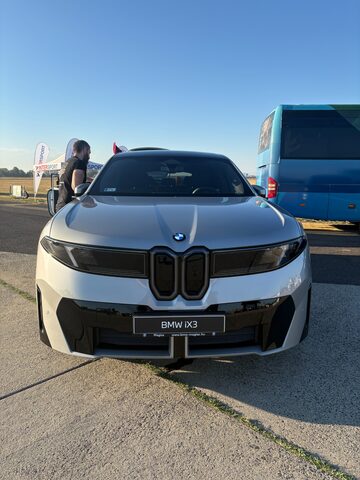 Ezüst BMW iX3 bemutatóautó elölnézetből