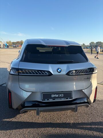 Ezüst BMW iX3 bemutatóautó hátulnézetből