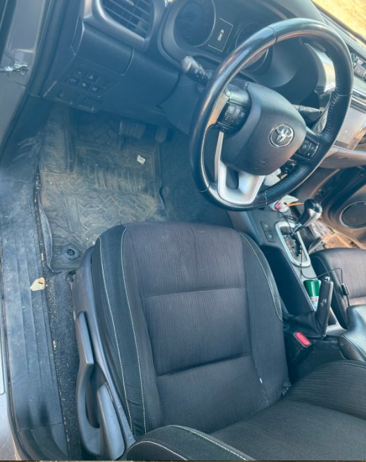 Toyota Hilux vezetőoldal tisztítás előtt, poros műszerfal és szennyezett gumiszőnyeg