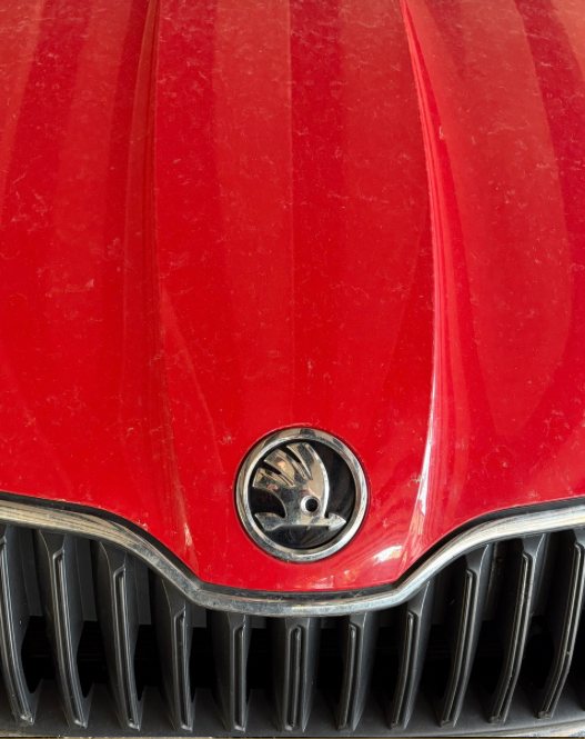 Škoda motorháztető polírozás előtt, karcos, fénytelen lakk