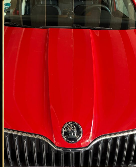 Ugyanaz a motorháztető polírozás után, mély, tükröző fényezéssel